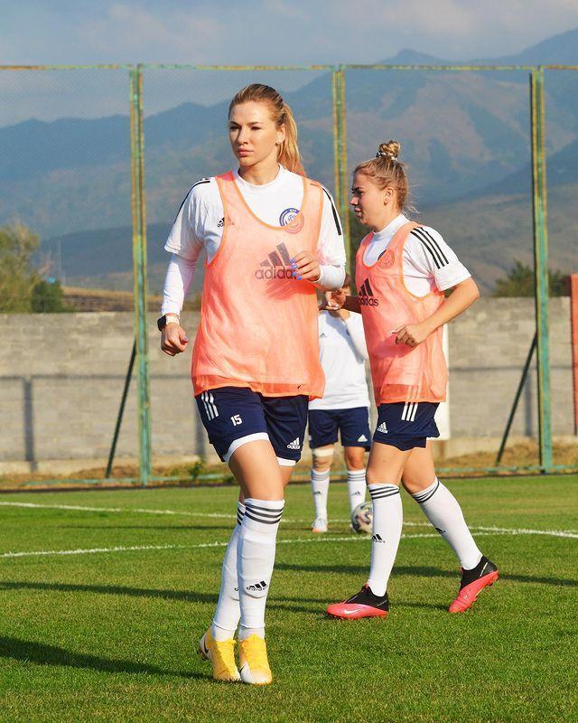 关于千钧一发:女子足球运动员寻找突破机会的信息 关于千钧一发:女子足球运动员寻找突破机会的信息