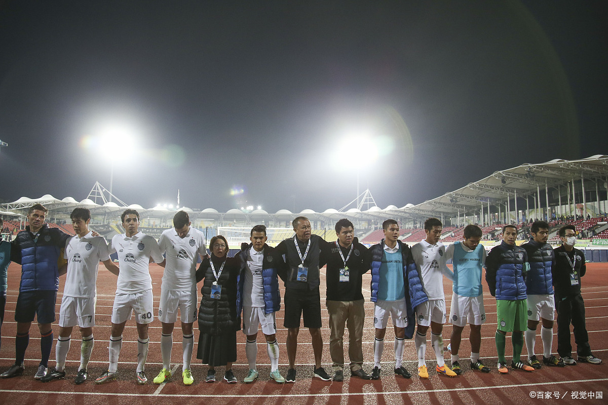 球队训练中团结一致，队员互相协作，提升团队实力的简单介绍