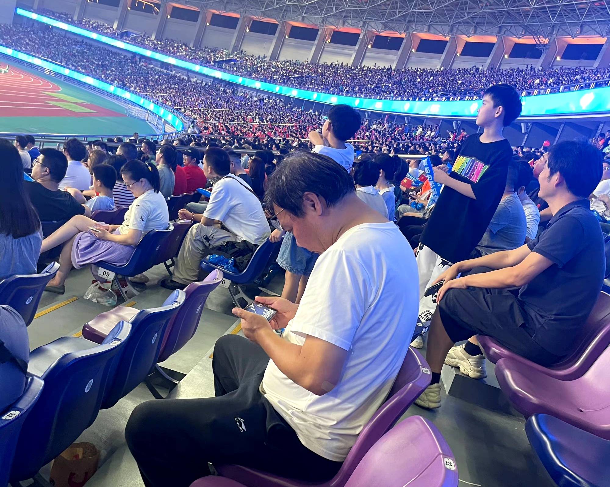 观众们为球员们的出色表现欢呼雀跃 观众们为球员们的出色表现欢呼雀跃