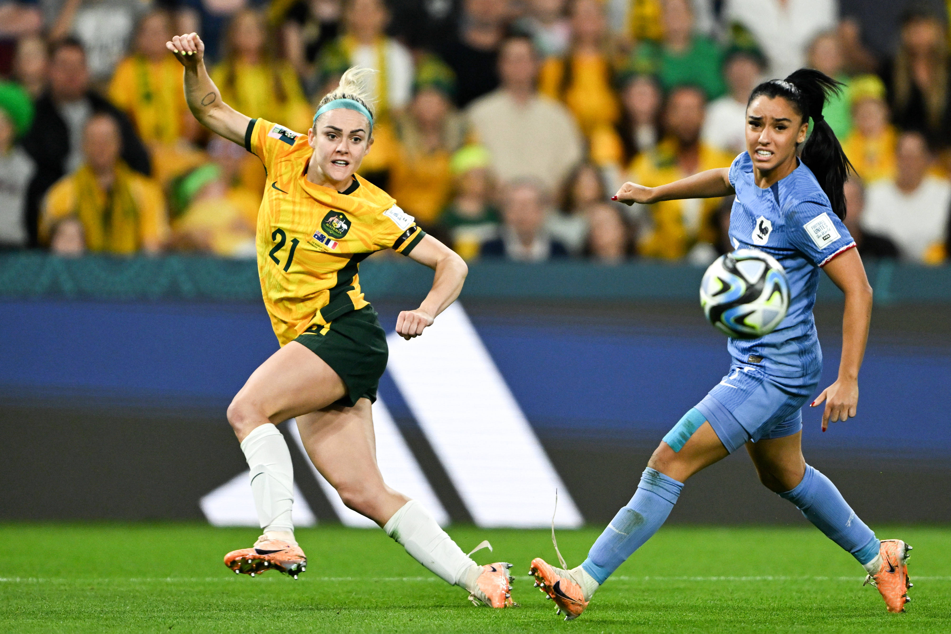 菲律宾女足比赛中展现顽强拼搏