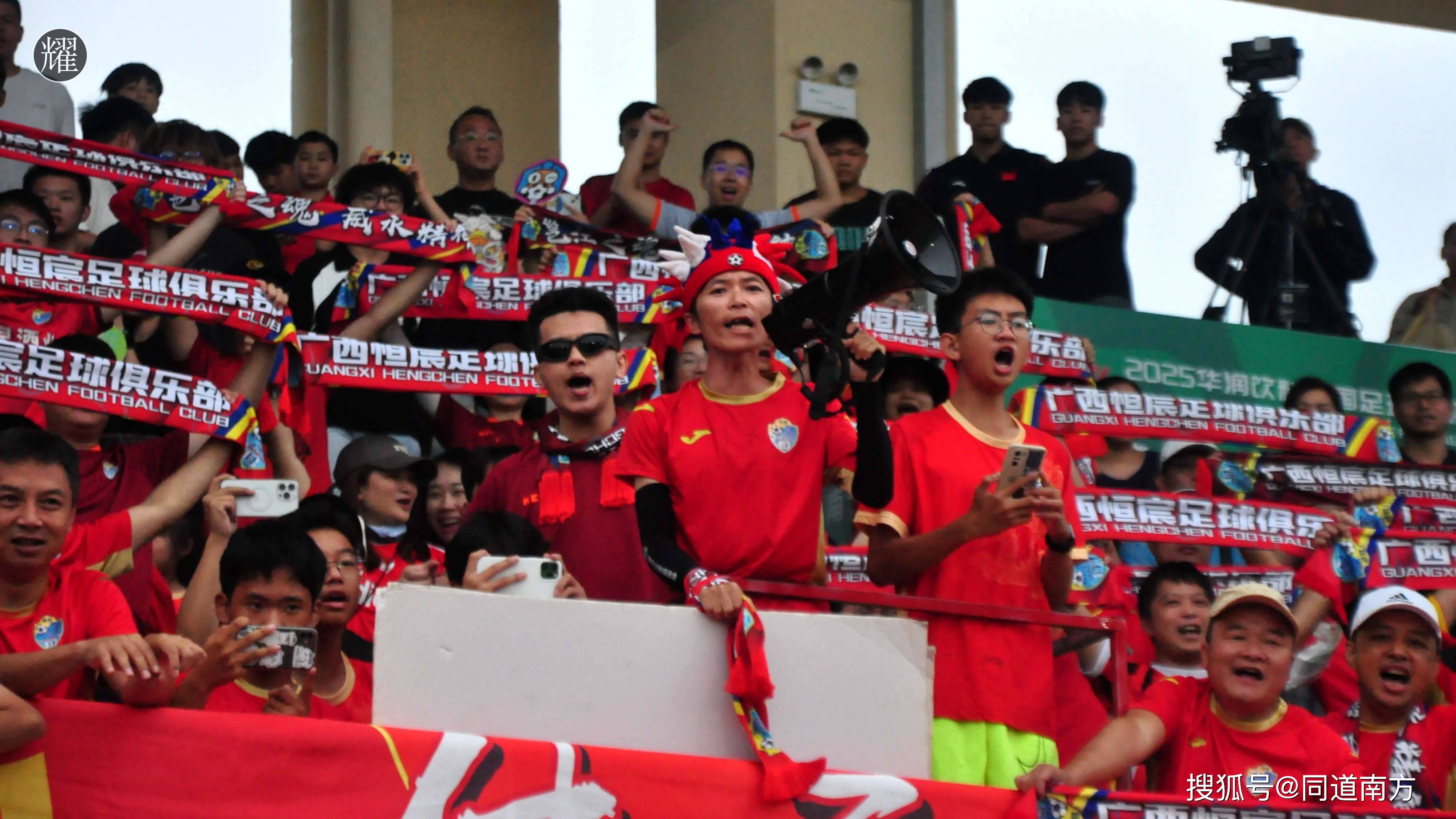 比赛掀起热潮，球迷热情支持各自球队