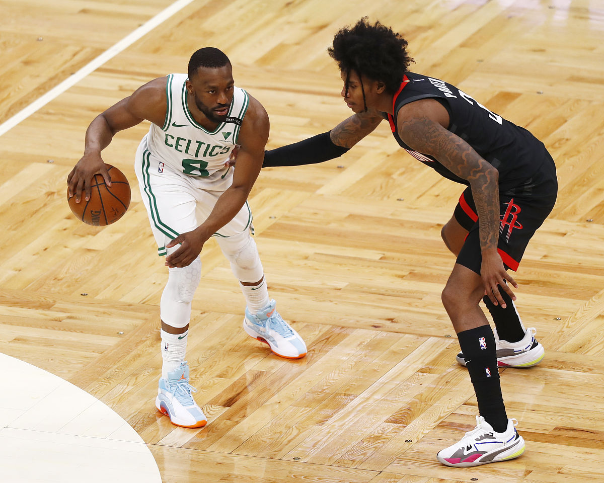 公牛险胜雄鹿，布克点燃赛场的简单介绍